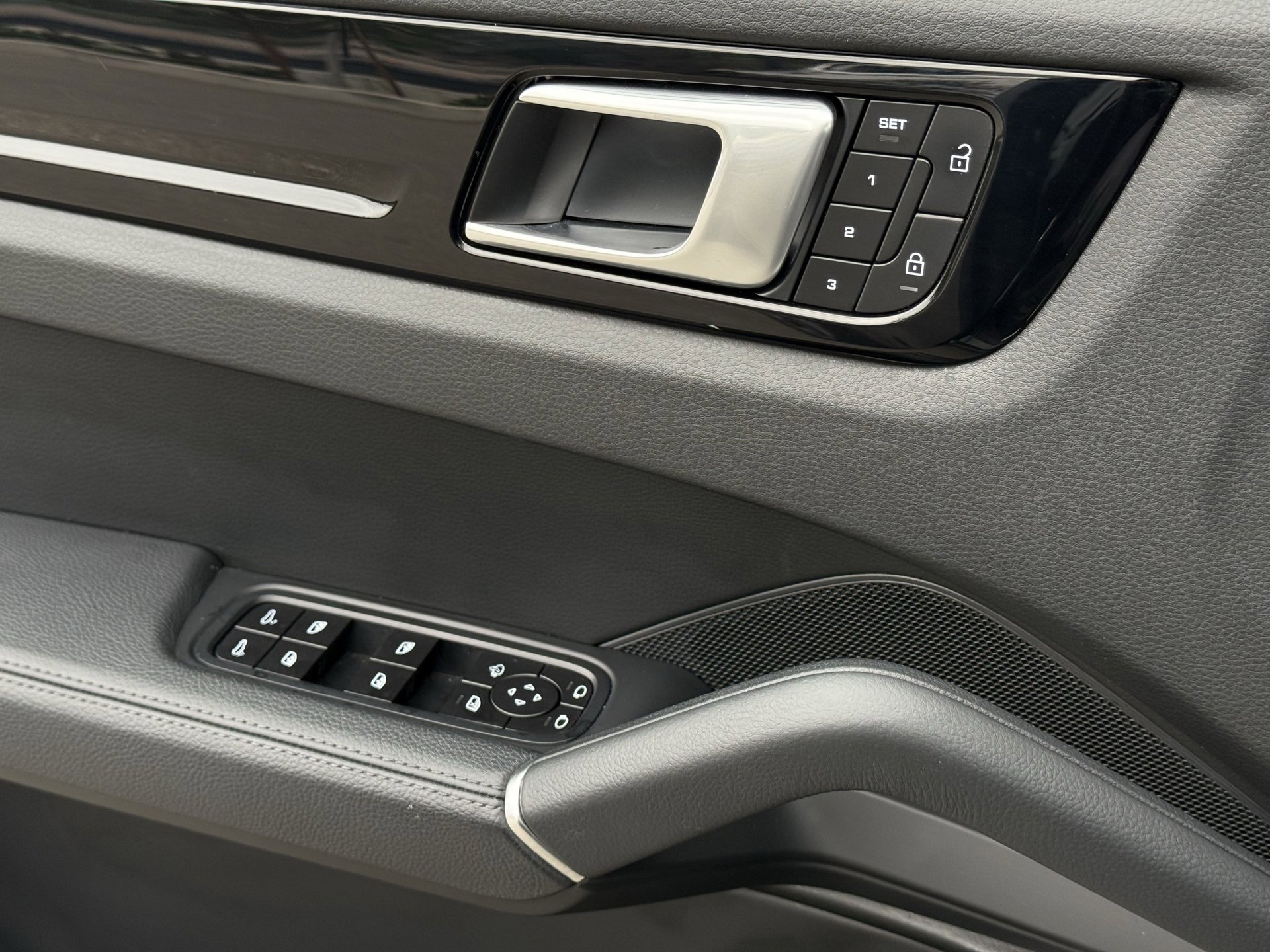 Certified 2022 Porsche Cayenne Platinum Edition image 27