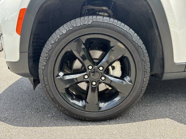 Certified 2024 Jeep Grand Cherokee Limited w/ Black Appearance Package RWD image 13