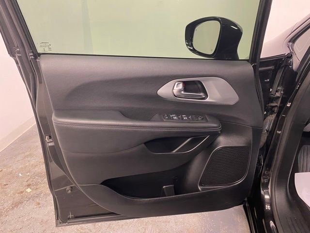 Used 2019 Chrysler Pacifica Touring-L Plus w/ S Appearance Package image 22