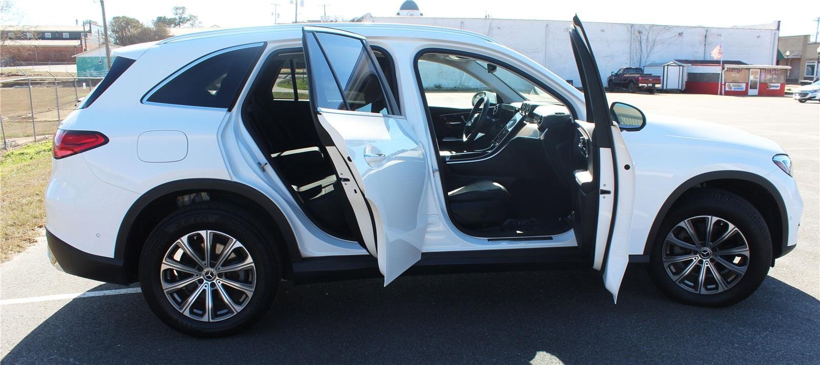 Used 2024 Mercedes-Benz GLC 300 4MATIC image 12