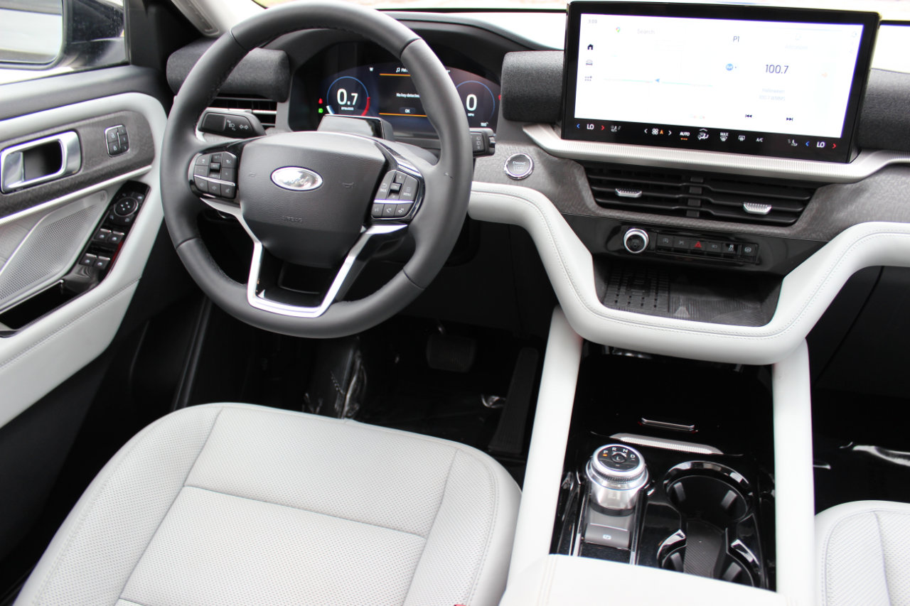 Used 2025 Ford Explorer Platinum w/ LUX Leather Package image 3