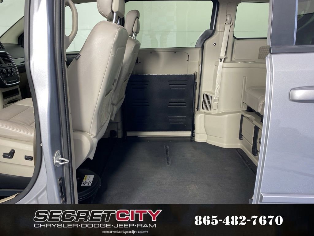 Used 2014 Dodge Grand Caravan SXT image 28