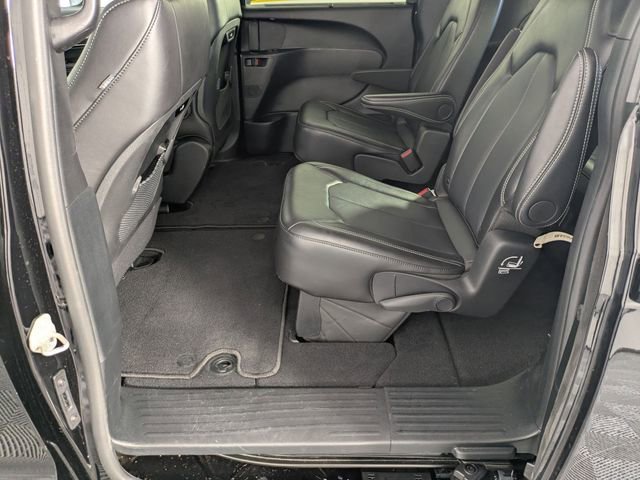 Used 2025 Chrysler Pacifica Select image 24
