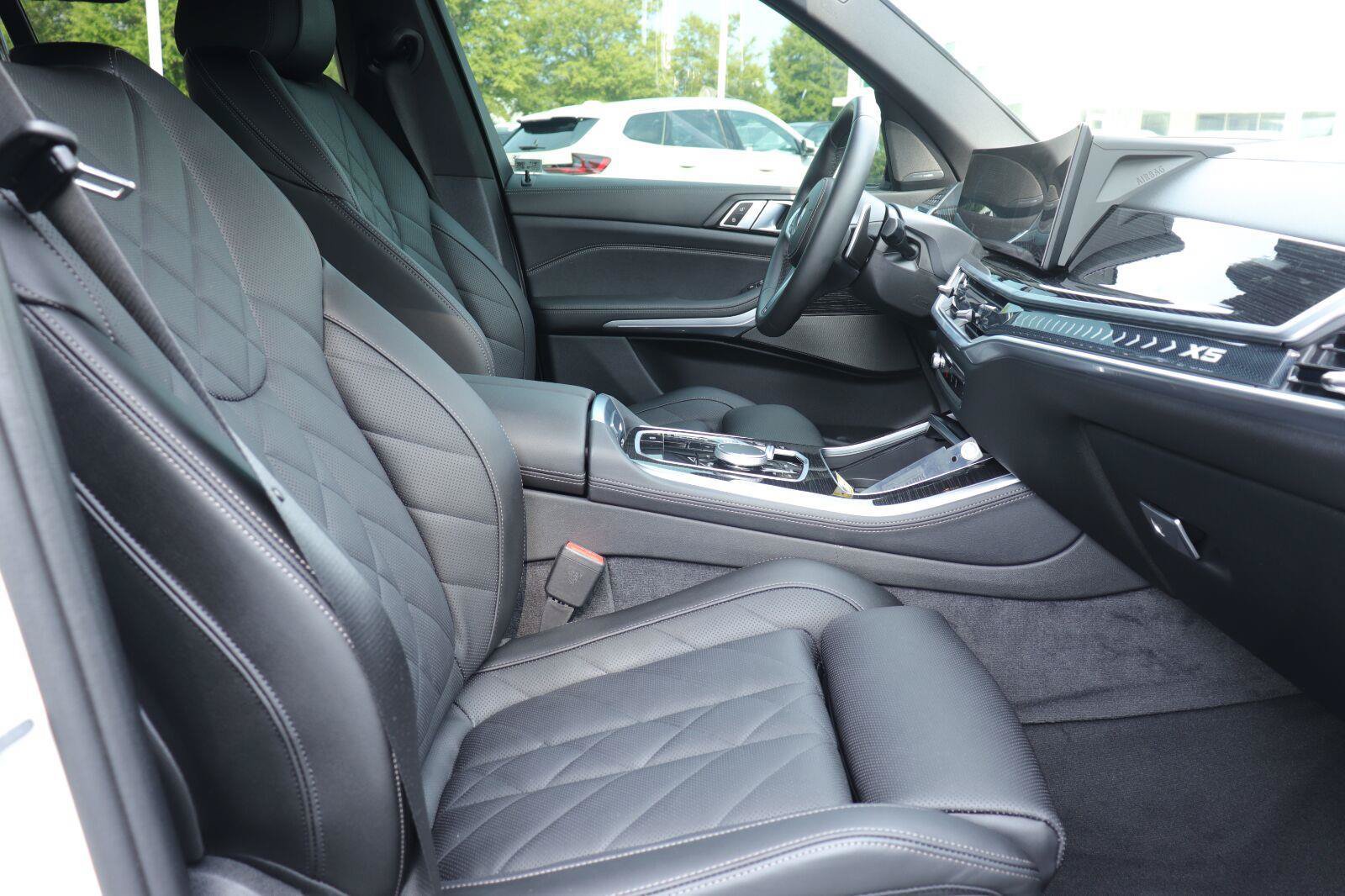 Used 2024 BMW X5 xDrive40i w/ M Sport Package AWD/4WD image 21