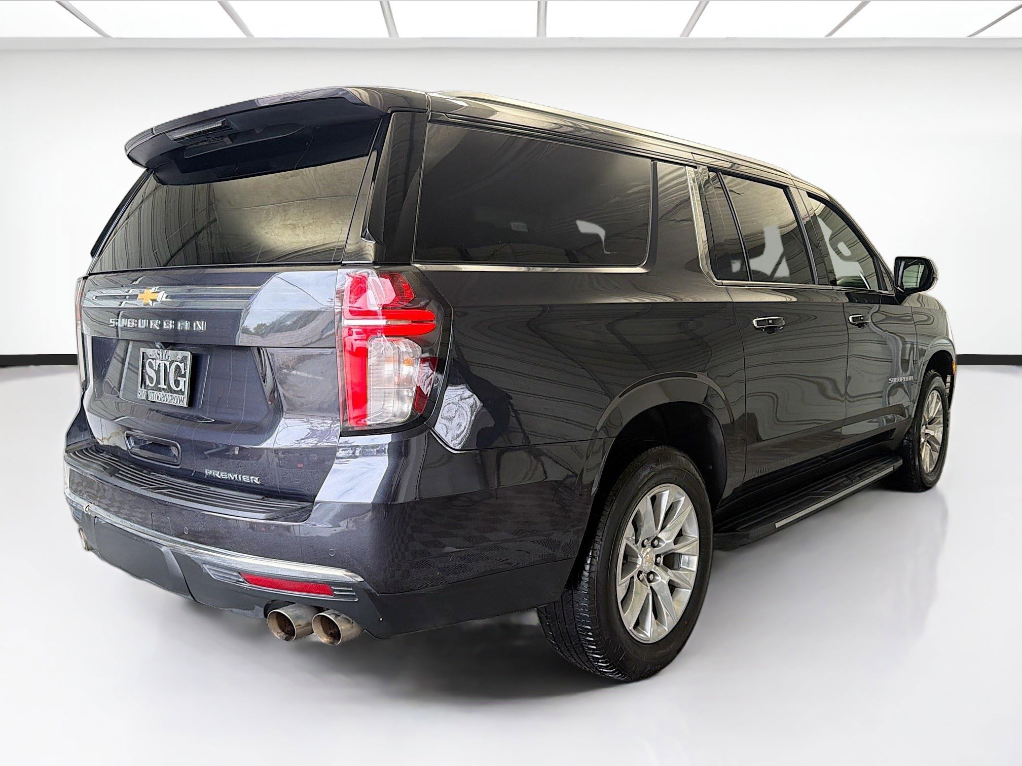 Used 2023 Chevrolet Suburban Premier image 4