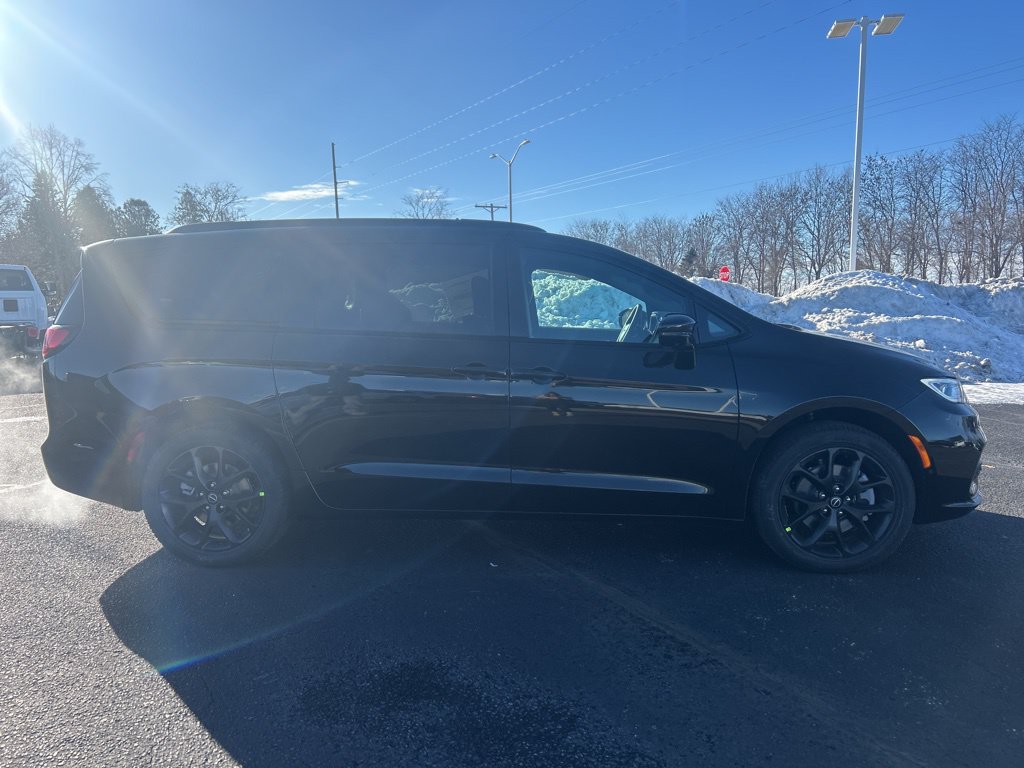 New 2026 Chrysler Pacifica Select w/ S Appearance Package AWD/4WD image 8