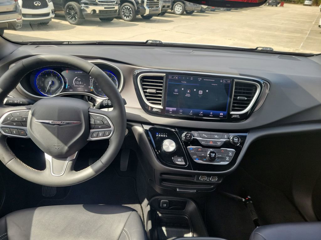 Used 2025 Chrysler Pacifica Select image 19