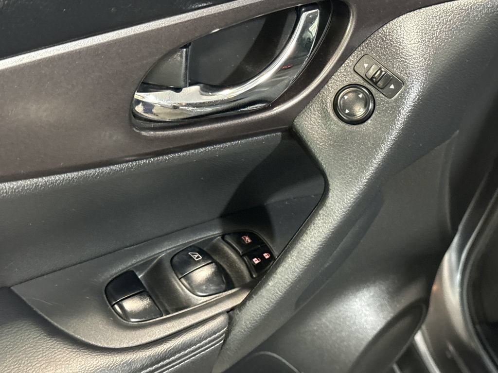 Used 2016 Nissan Rogue SV AWD/4WD image 25