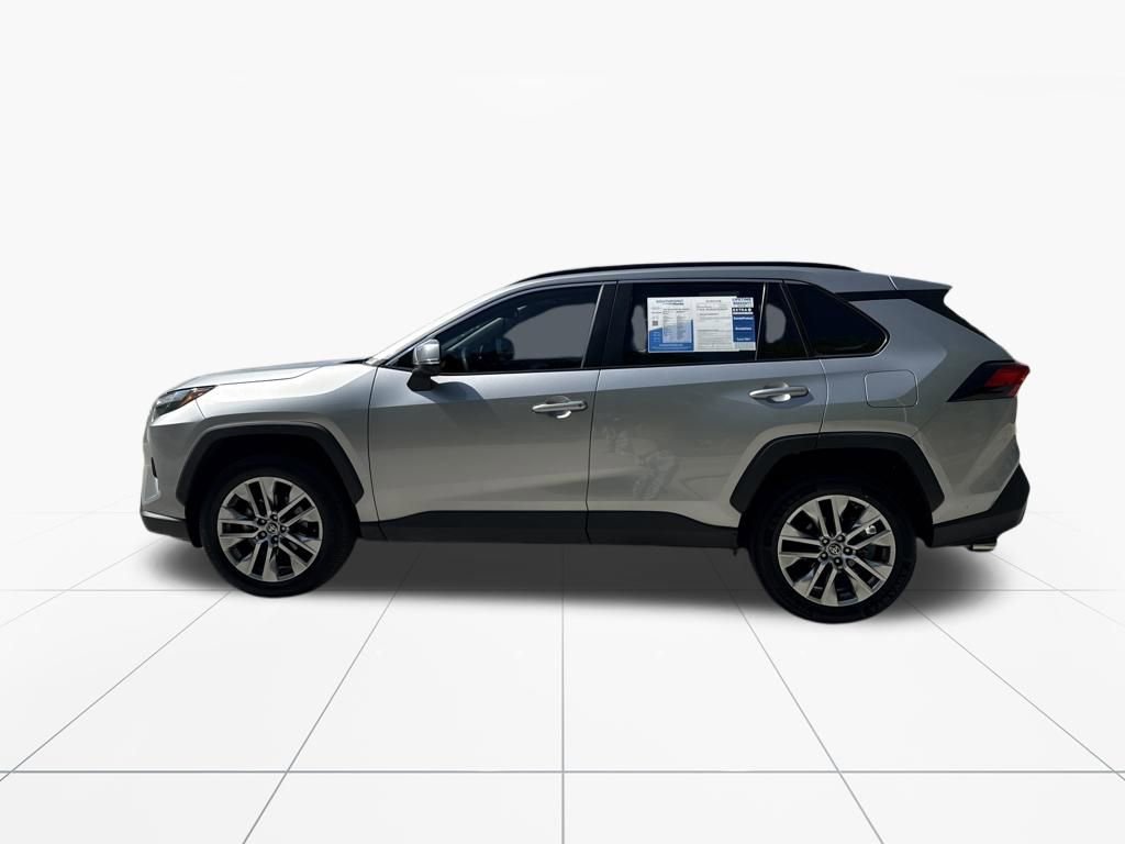 Used 2022 Toyota RAV4 XLE Premium image 5