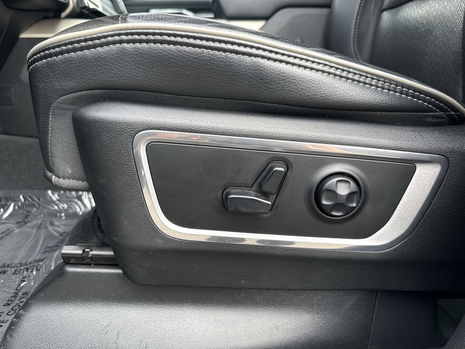 Used 2019 RAM 1500 Laramie w/ Sport Appearance Package AWD/4WD image 14