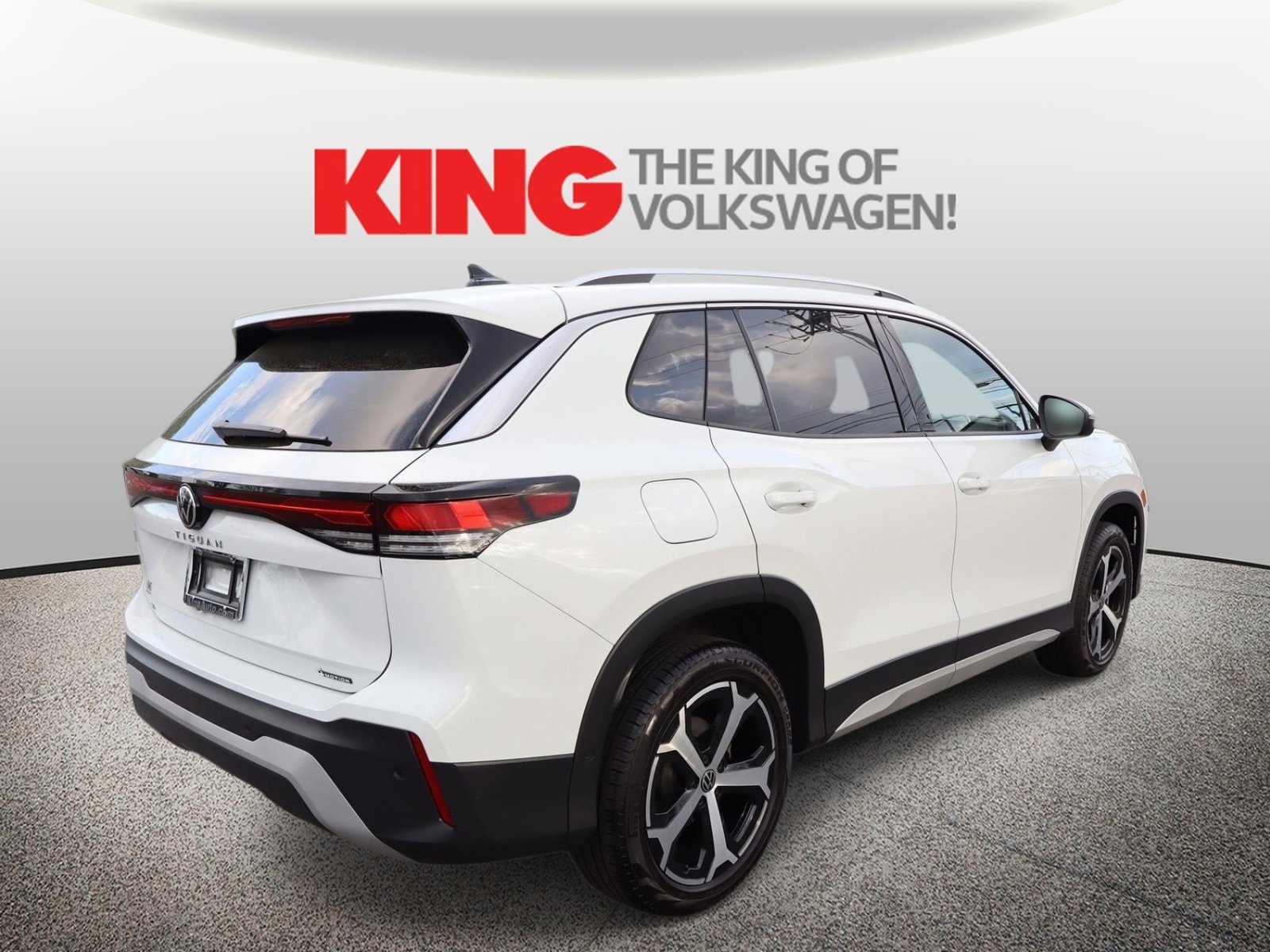 Certified 2025 Volkswagen Tiguan SE w/ Panoramic Sunroof Package image 3