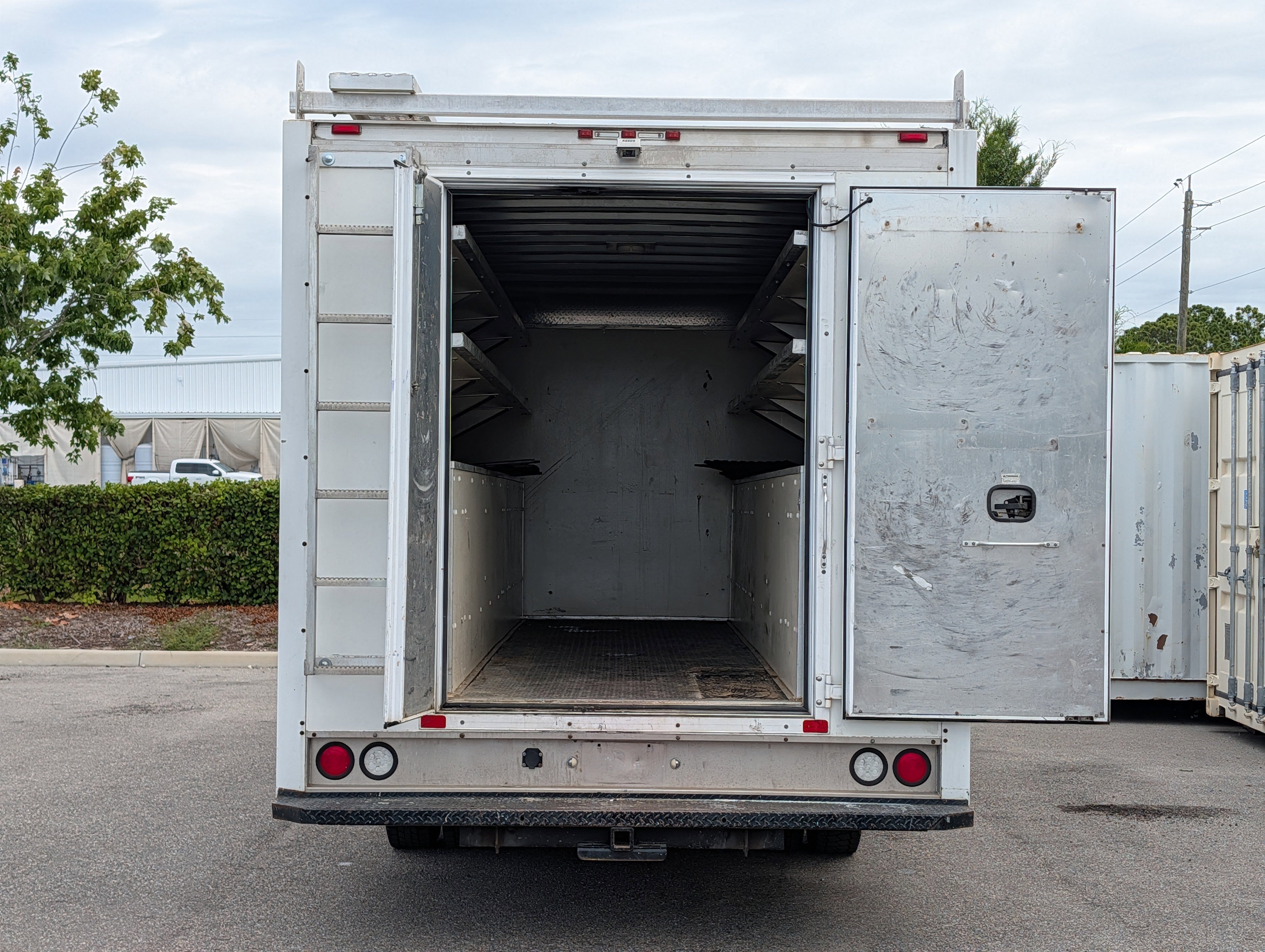 Used 2018 Isuzu NPR RWD image 13