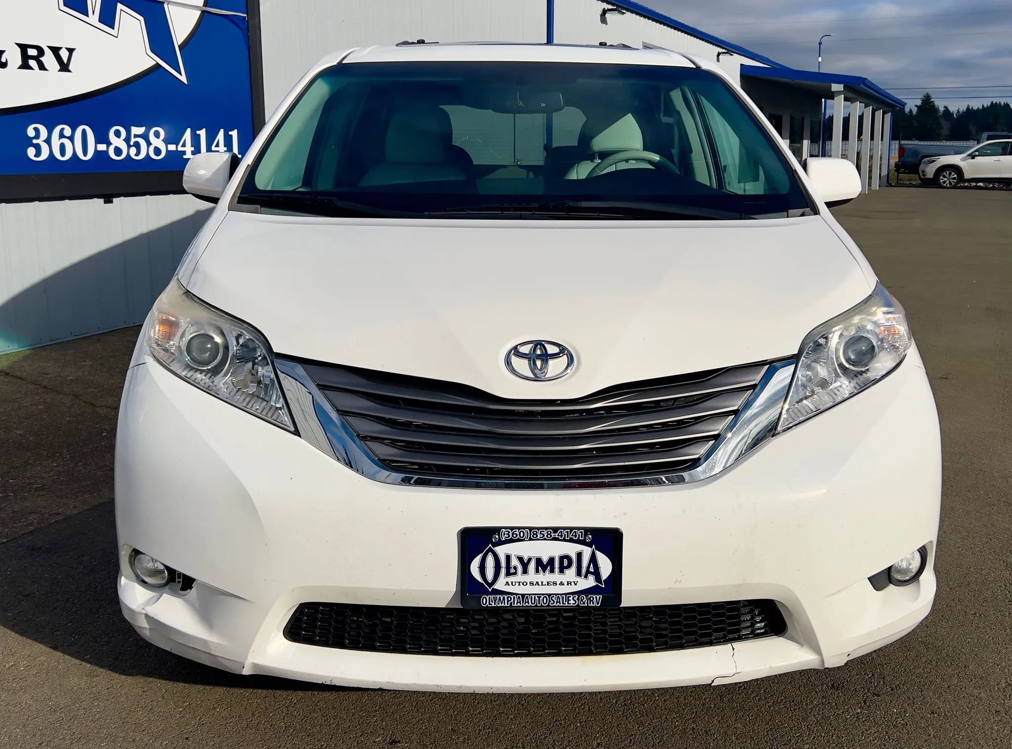 Used 2011 Toyota Sienna XLE w/ Premium Pkg image 2