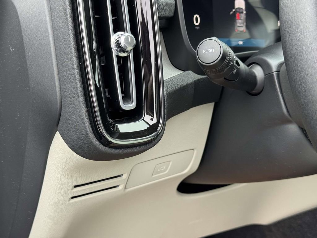 New 2026 Volvo XC40 B5 Plus w/ Protection Package Premier image 9