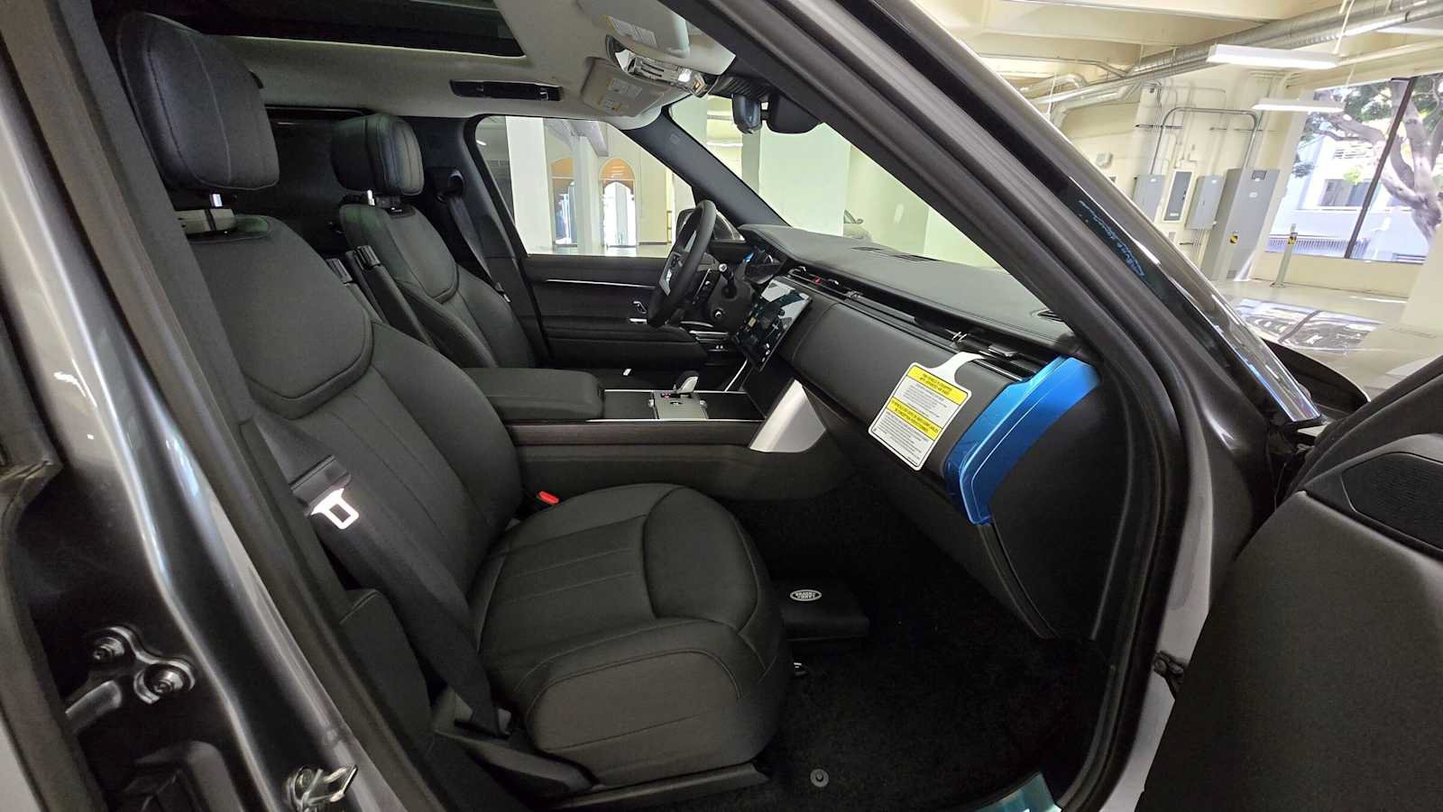 New 2026 Land Rover Range Rover Long Wheelbase SE AWD/4WD image 11