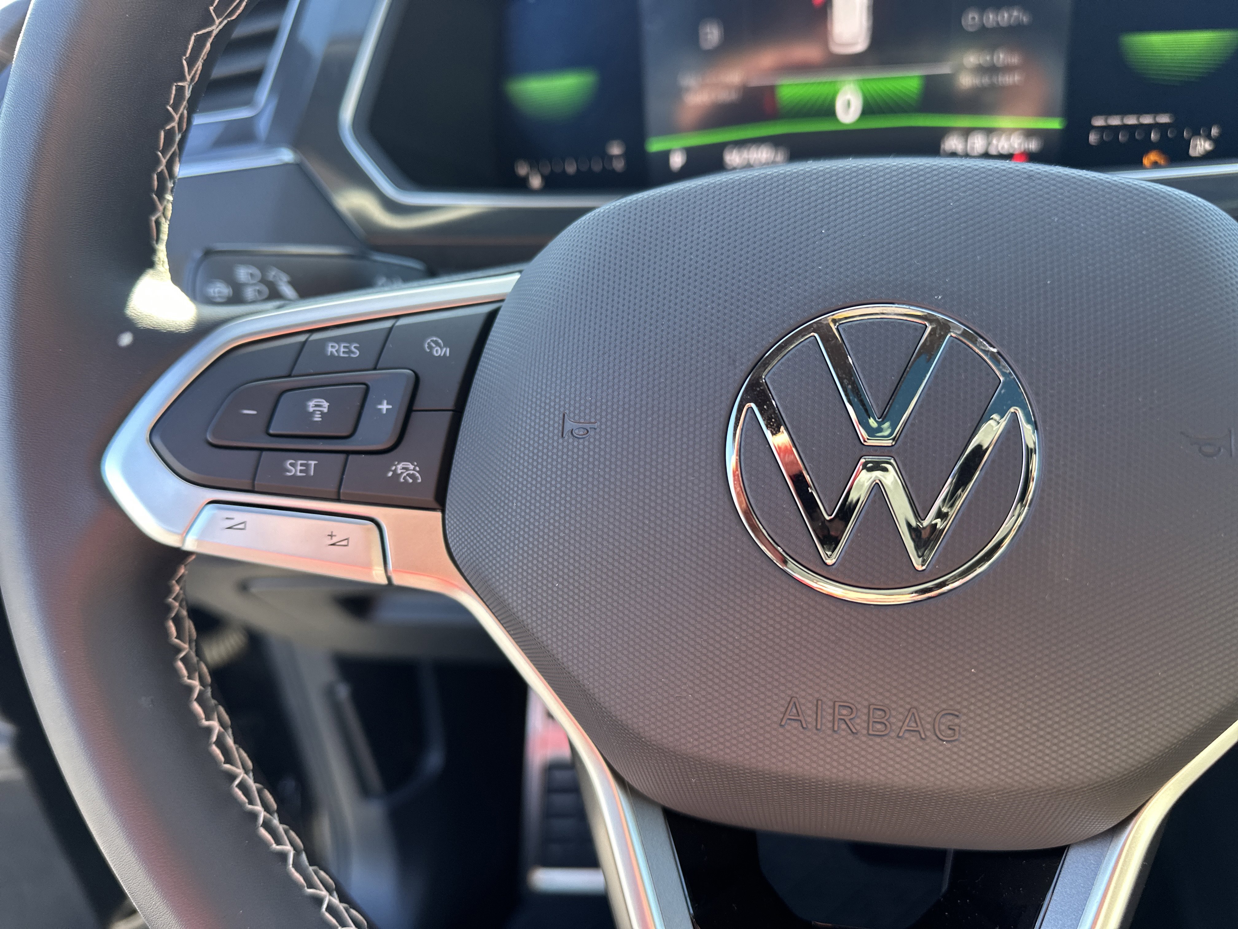 Used 2023 Volkswagen Tiguan SE R-Line image 25