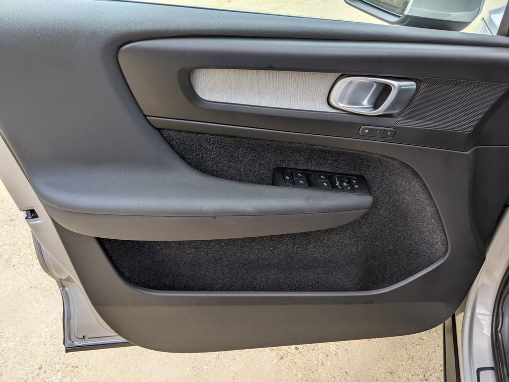 Certified 2025 Volvo XC40 B5 Plus image 9