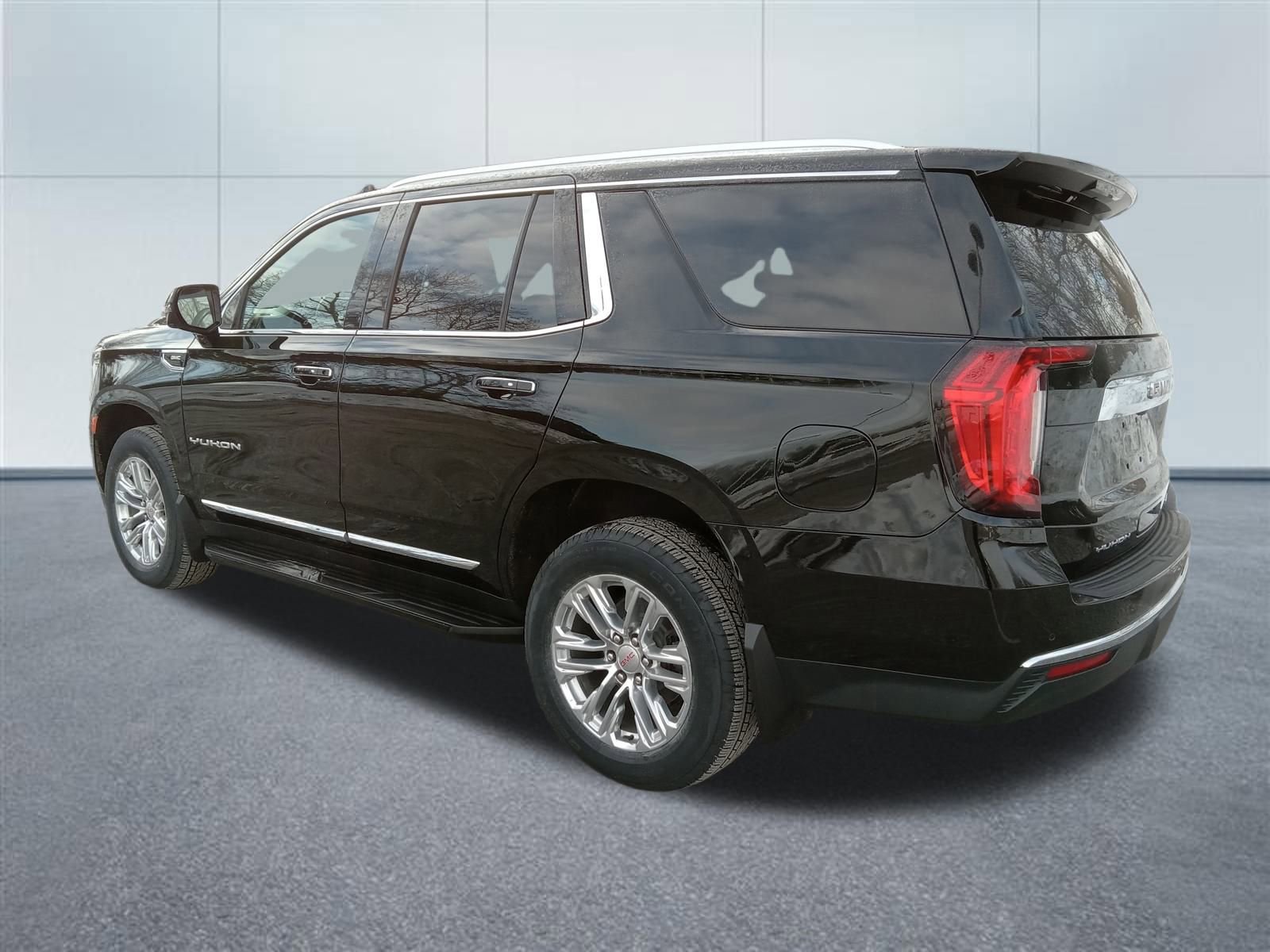 Used 2021 GMC Yukon SLT w/ SLT Luxury Package image 3