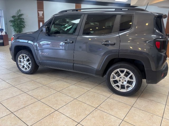 Used 2022 Jeep Renegade Latitude AWD/4WD image 4