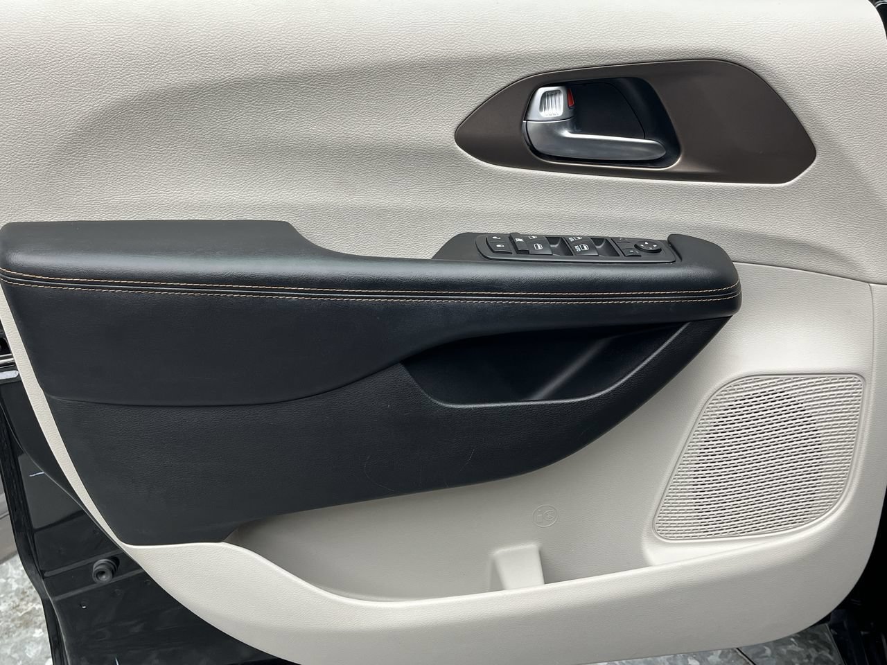 Used 2019 Chrysler Pacifica Touring-L FWD image 9