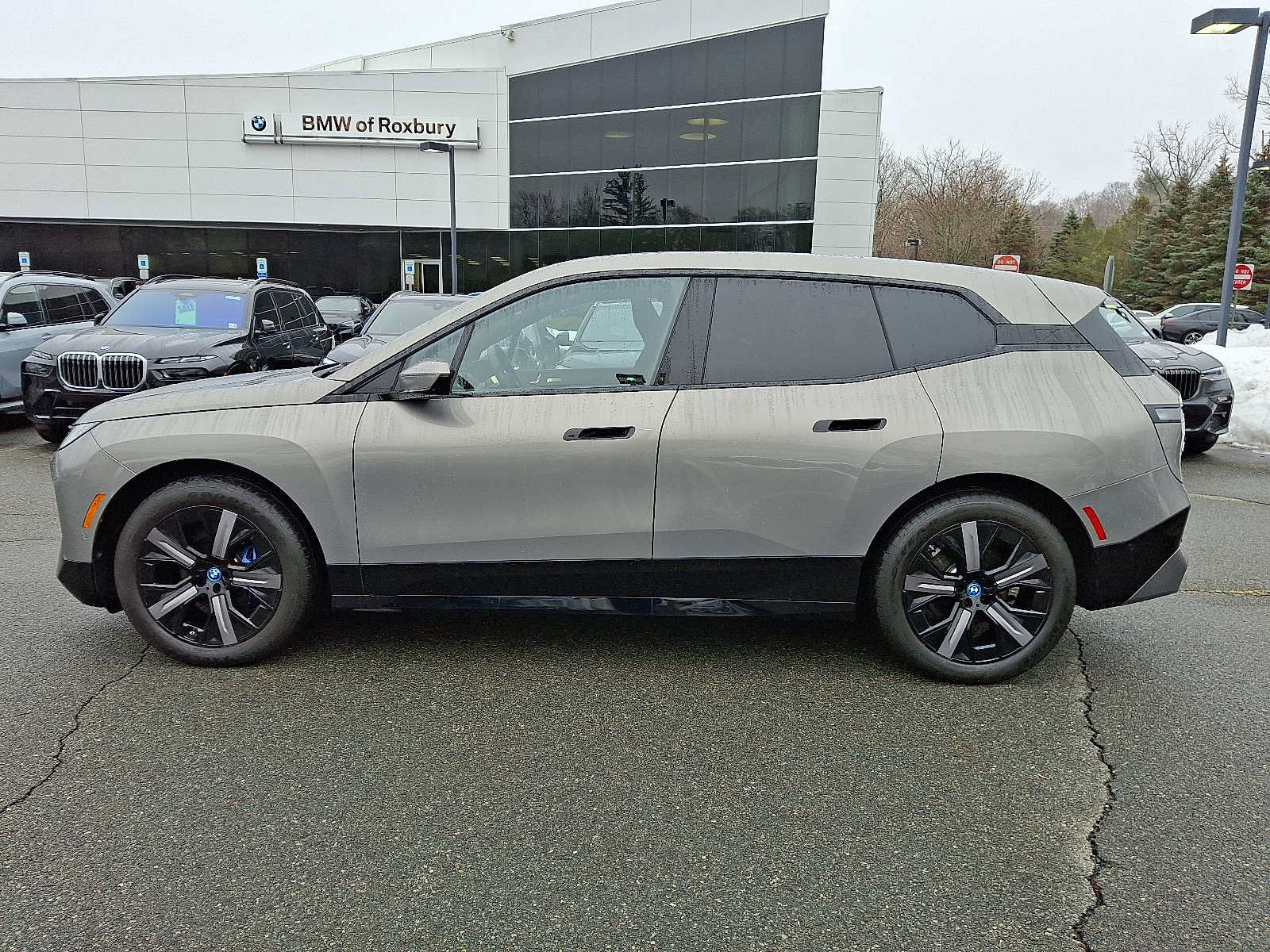 Used 2025 BMW iX xDrive50 w/ Premium Package AWD/4WD image 4
