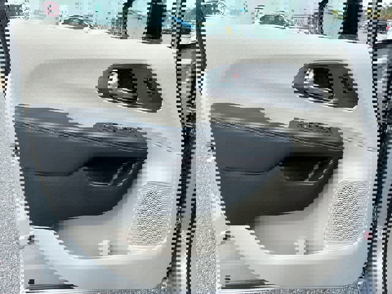 Used 2024 Chrysler Pacifica Touring-L image 21