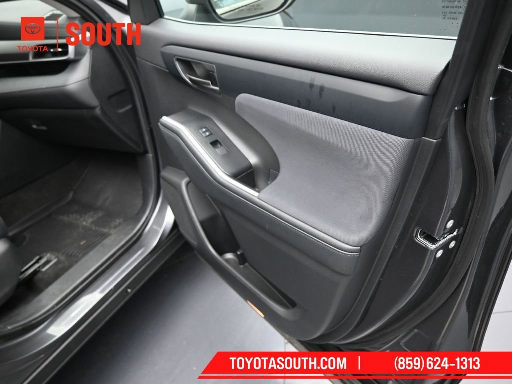 Used 2023 Toyota Highlander L image 36