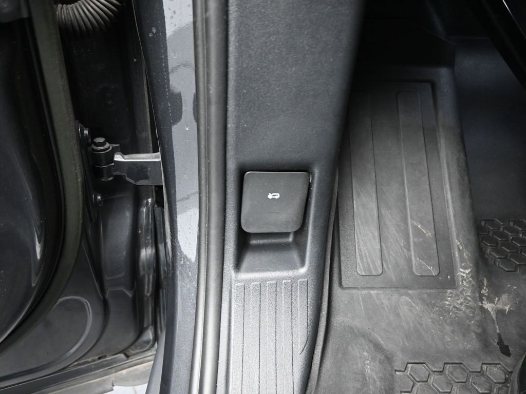 Used 2023 Land Rover Defender 130 X-Dynamic SE image 24