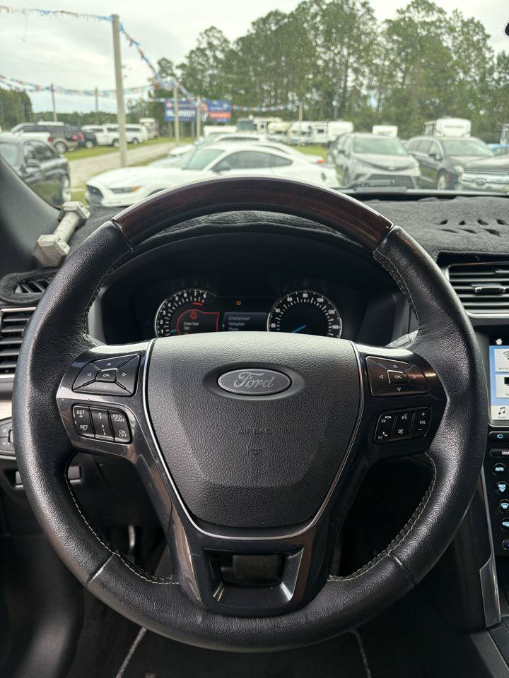 Used 2018 Ford Explorer Platinum AWD/4WD image 14