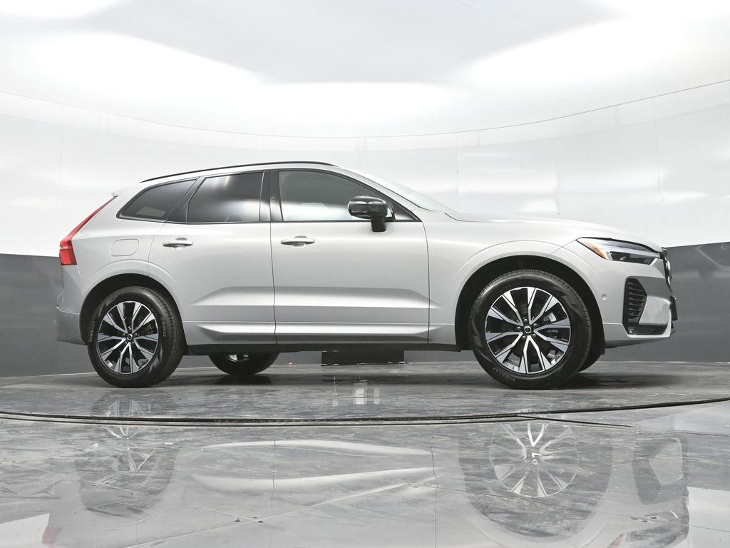 Used 2025 Volvo XC60 B5 Plus image 21