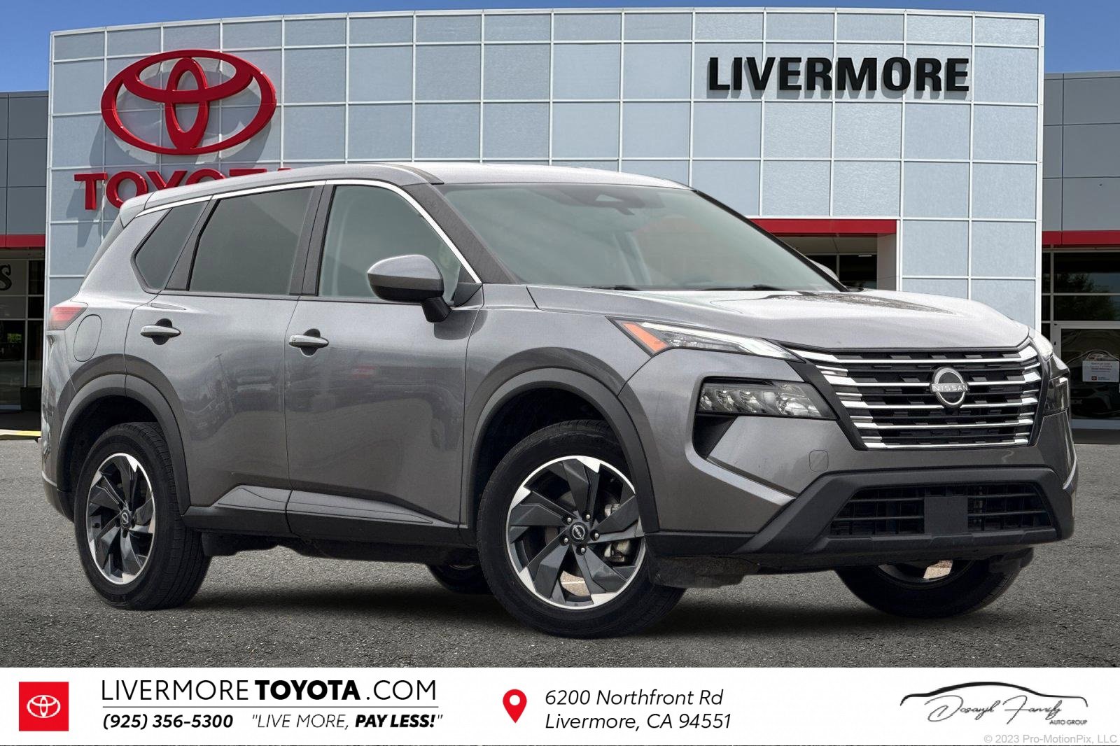 Used 2024 Nissan Rogue SV image 1