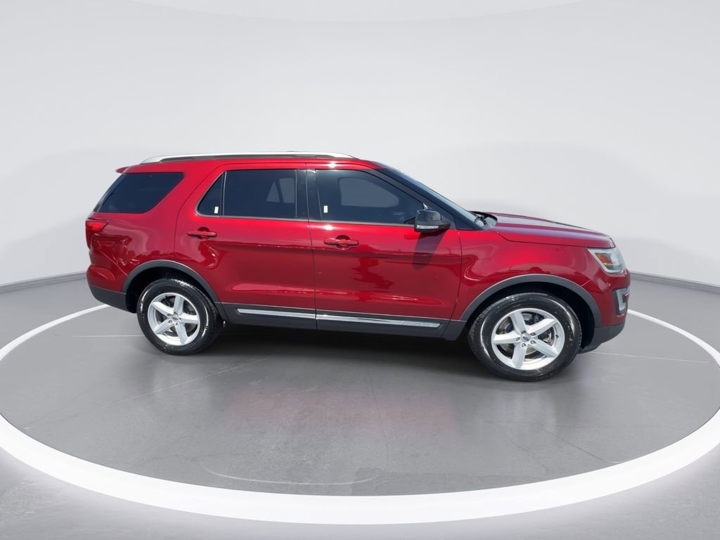 Used 2017 Ford Explorer XLT w/ Equipment Group 202A AWD/4WD image 9
