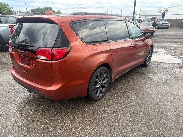 Used 2018 Chrysler Pacifica Touring-L Plus FWD image 3