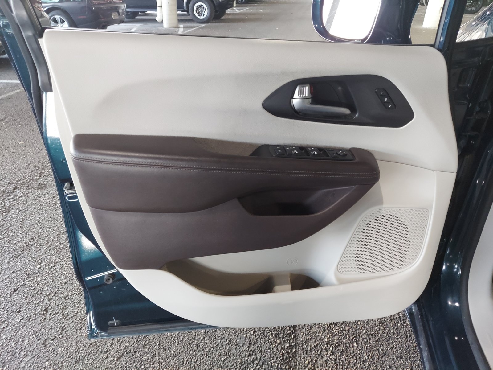 Used 2021 Chrysler Pacifica Touring-L w/ Uconnect Theater Family Group FWD image 30