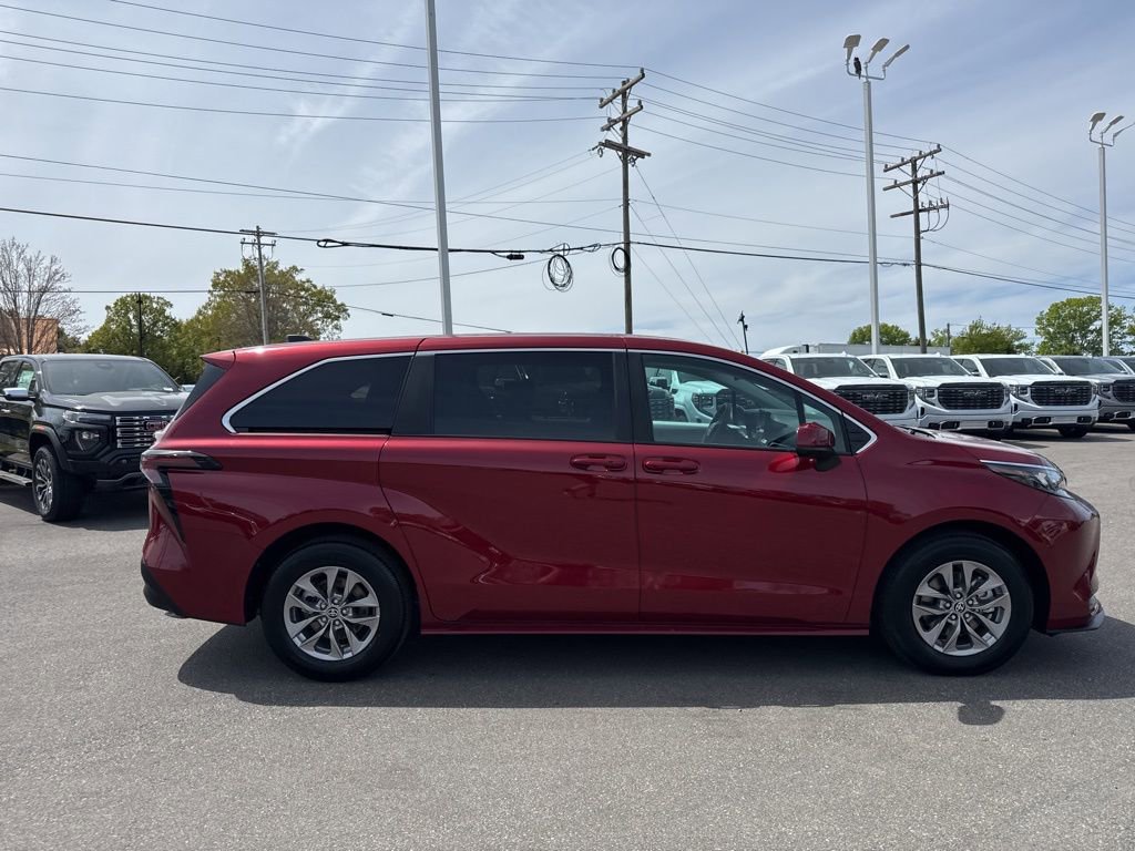 Used 2025 Toyota Sienna LE FWD image 6
