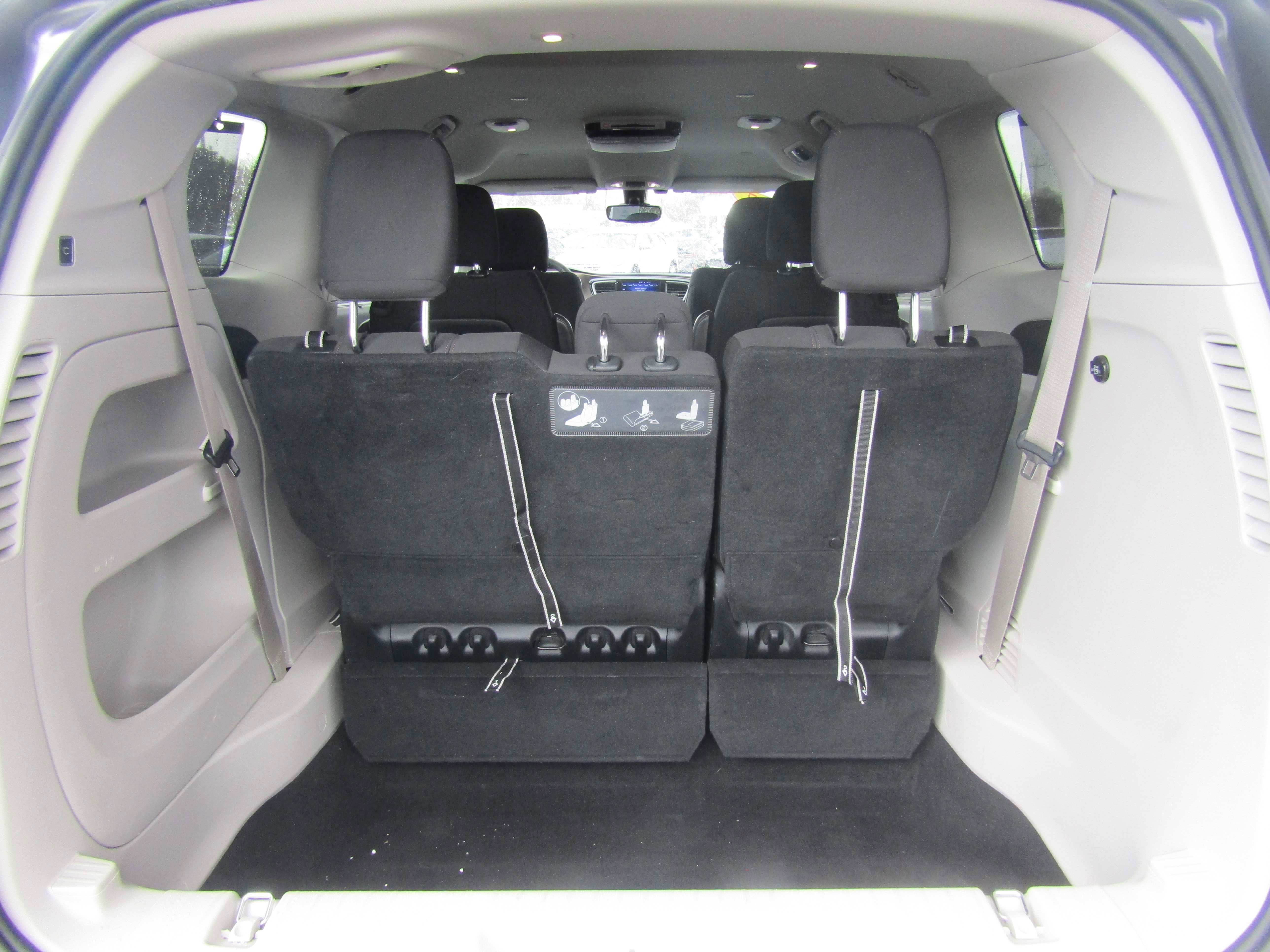 Used 2017 Chrysler Pacifica Touring Plus w/ Tire & Wheel Group FWD image 9