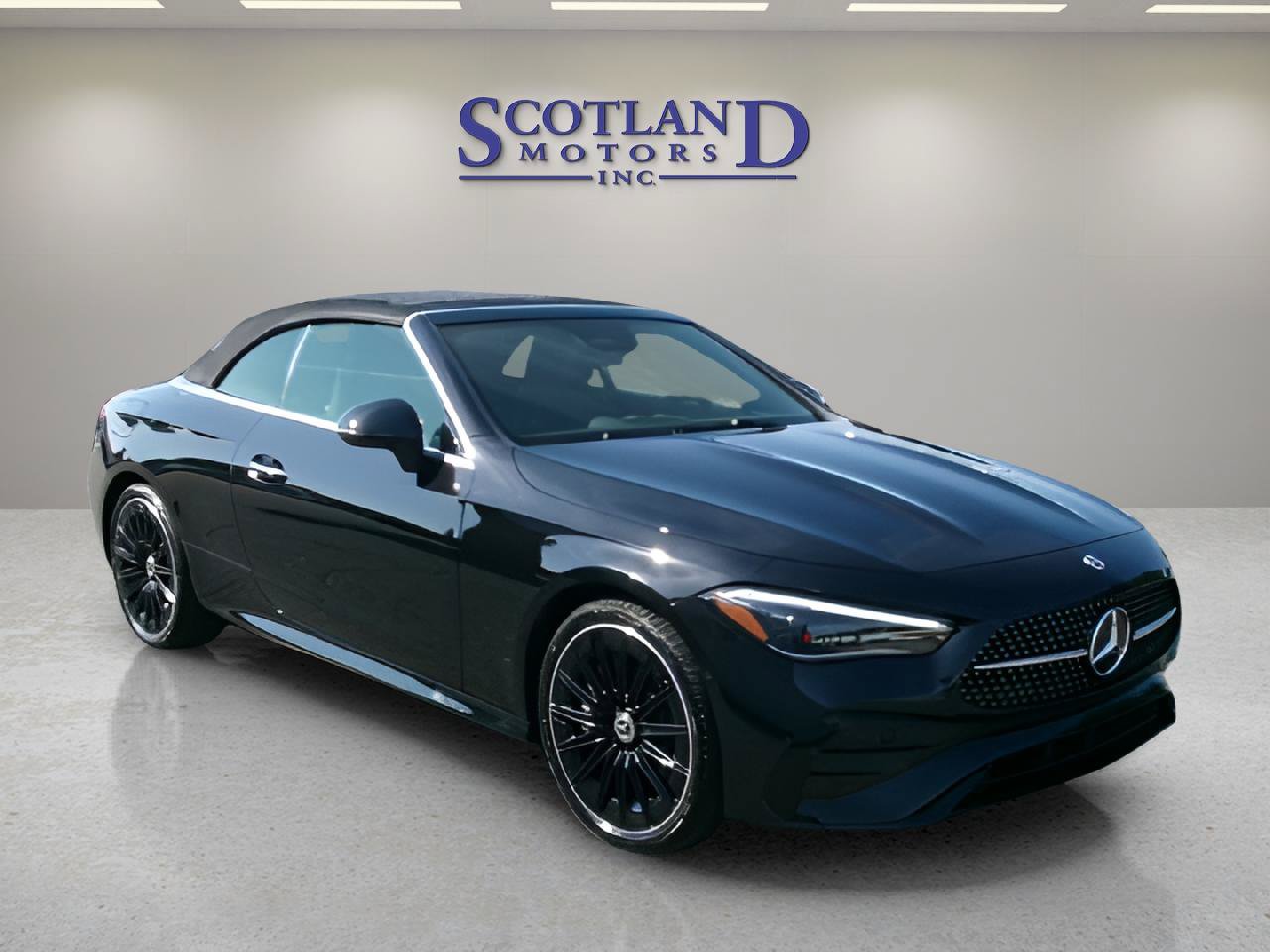 Used 2025 Mercedes-Benz CLE 450 4MATIC Cabriolet w/ Night Package image 4