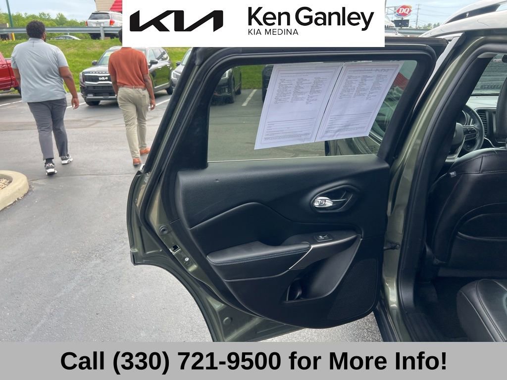 Used 2019 Jeep Cherokee Latitude Plus w/ Cold Weather Group AWD/4WD image 46