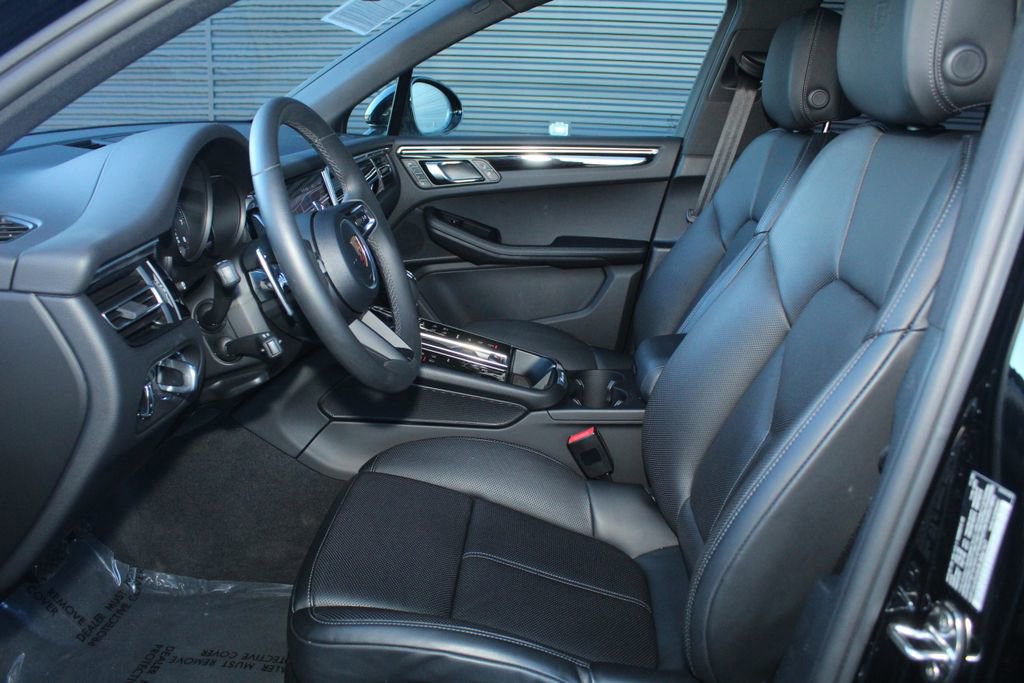 Certified 2025 Porsche Macan image 5