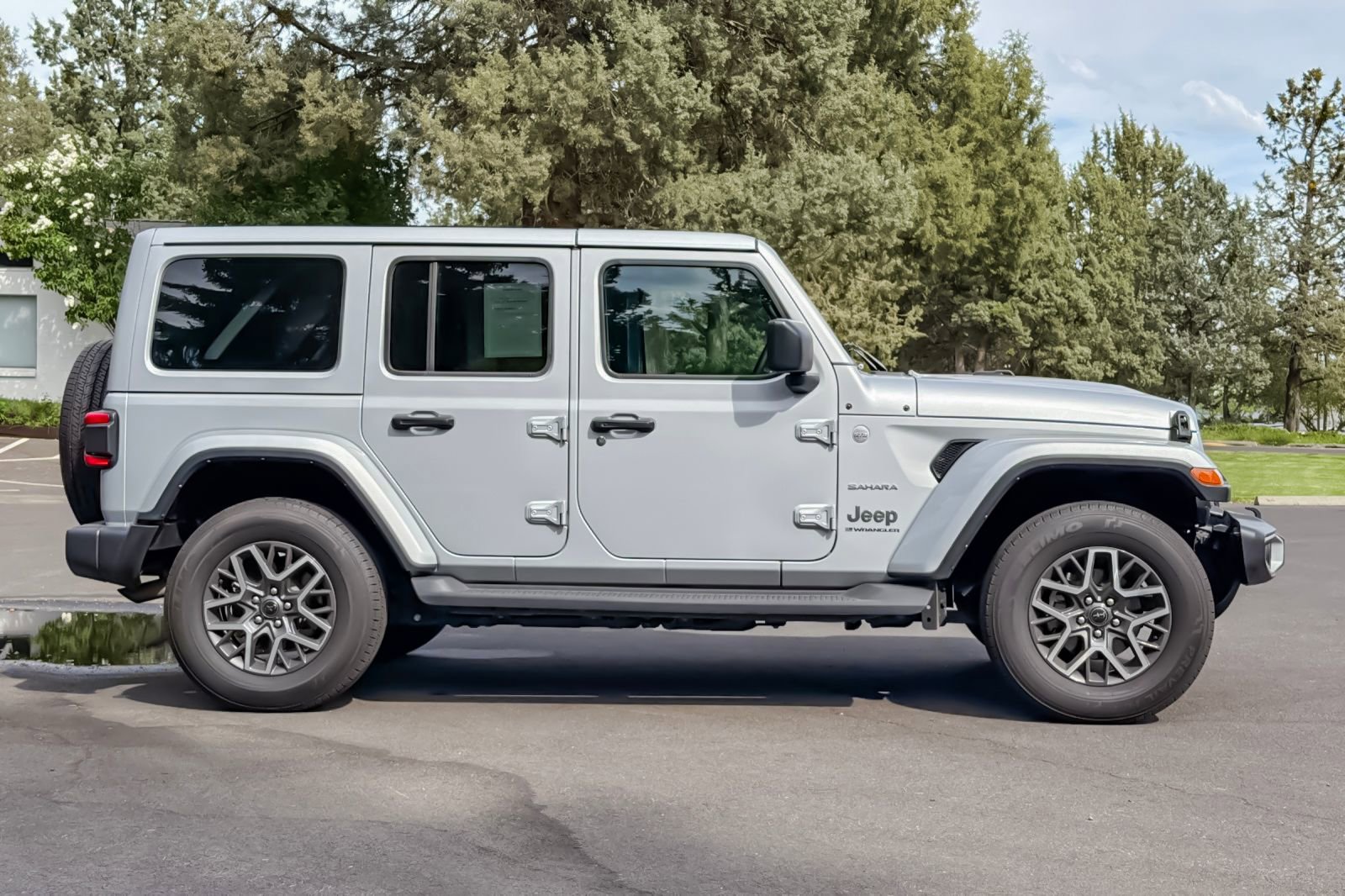 Used 2024 Jeep Wrangler Unlimited Sahara AWD/4WD video 3