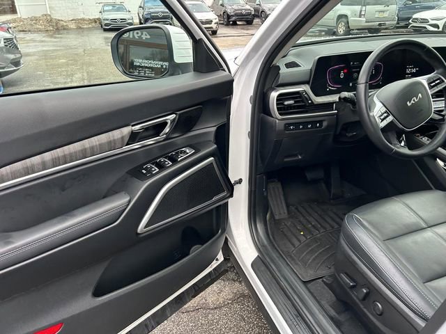 Used 2024 Kia Telluride EX w/ EX Captain's Chair Package image 9