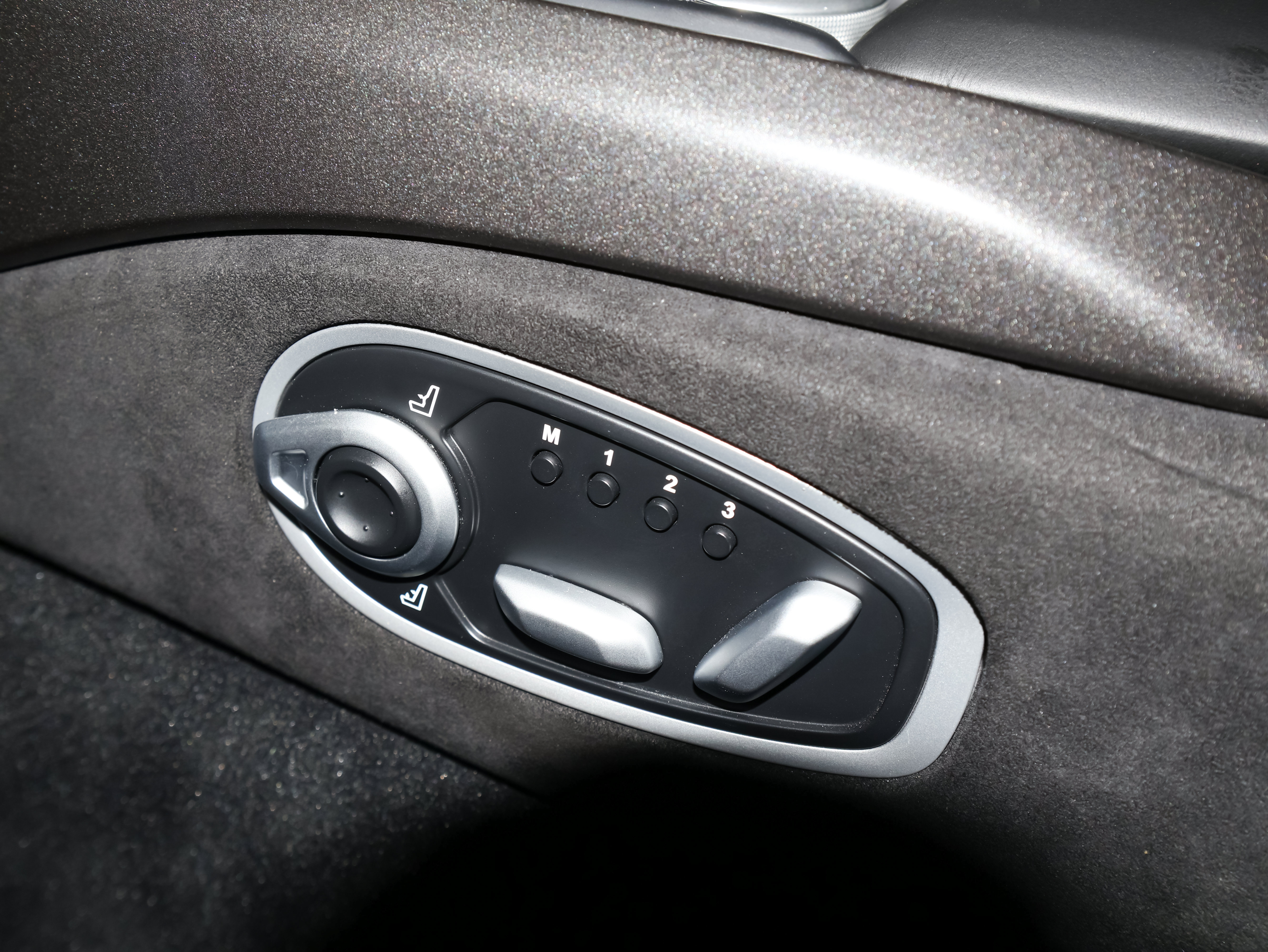 Used 2021 Aston Martin V8 Vantage Coupe RWD image 14