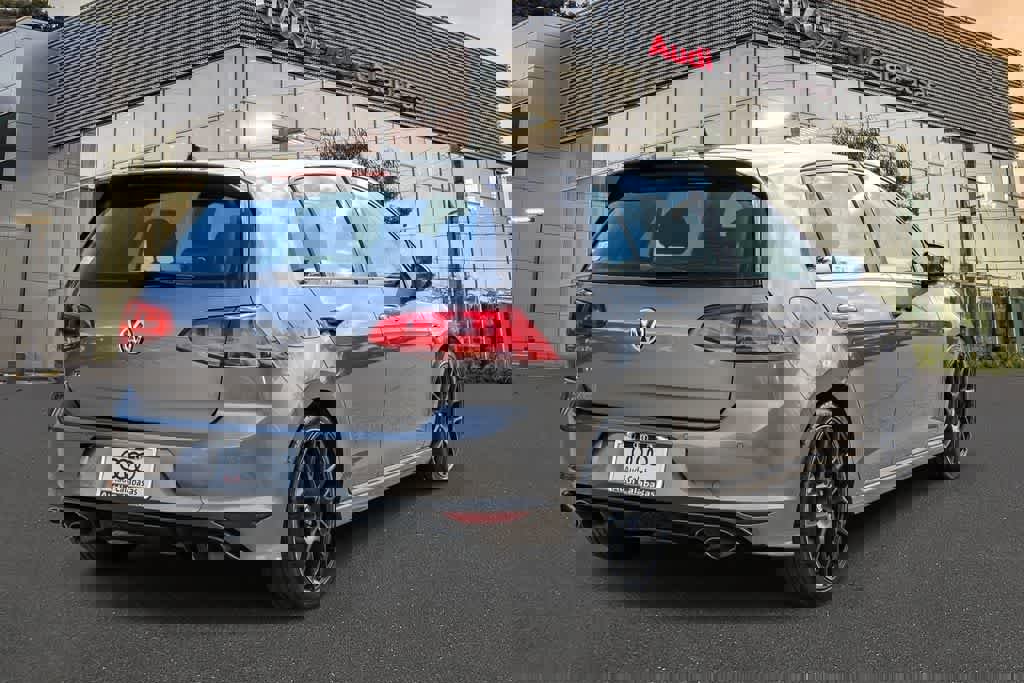 Used 2017 Volkswagen Golf R 4-Door image 4