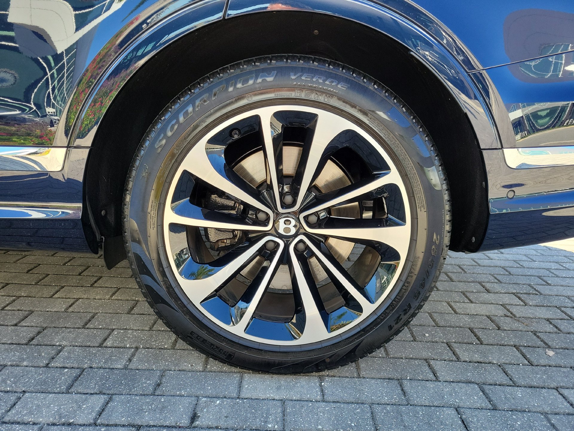Certified 2025 Bentley Bentayga Extended Wheelbase AWD/4WD image 8