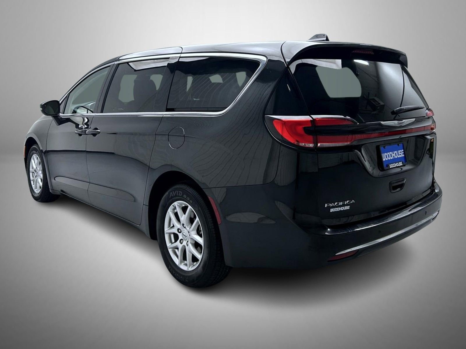 Used 2023 Chrysler Pacifica Touring-L image 7
