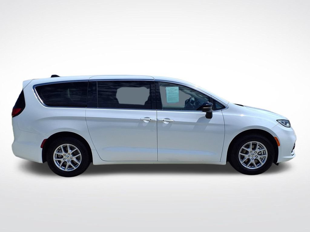 Used 2024 Chrysler Pacifica Touring-L FWD image 9