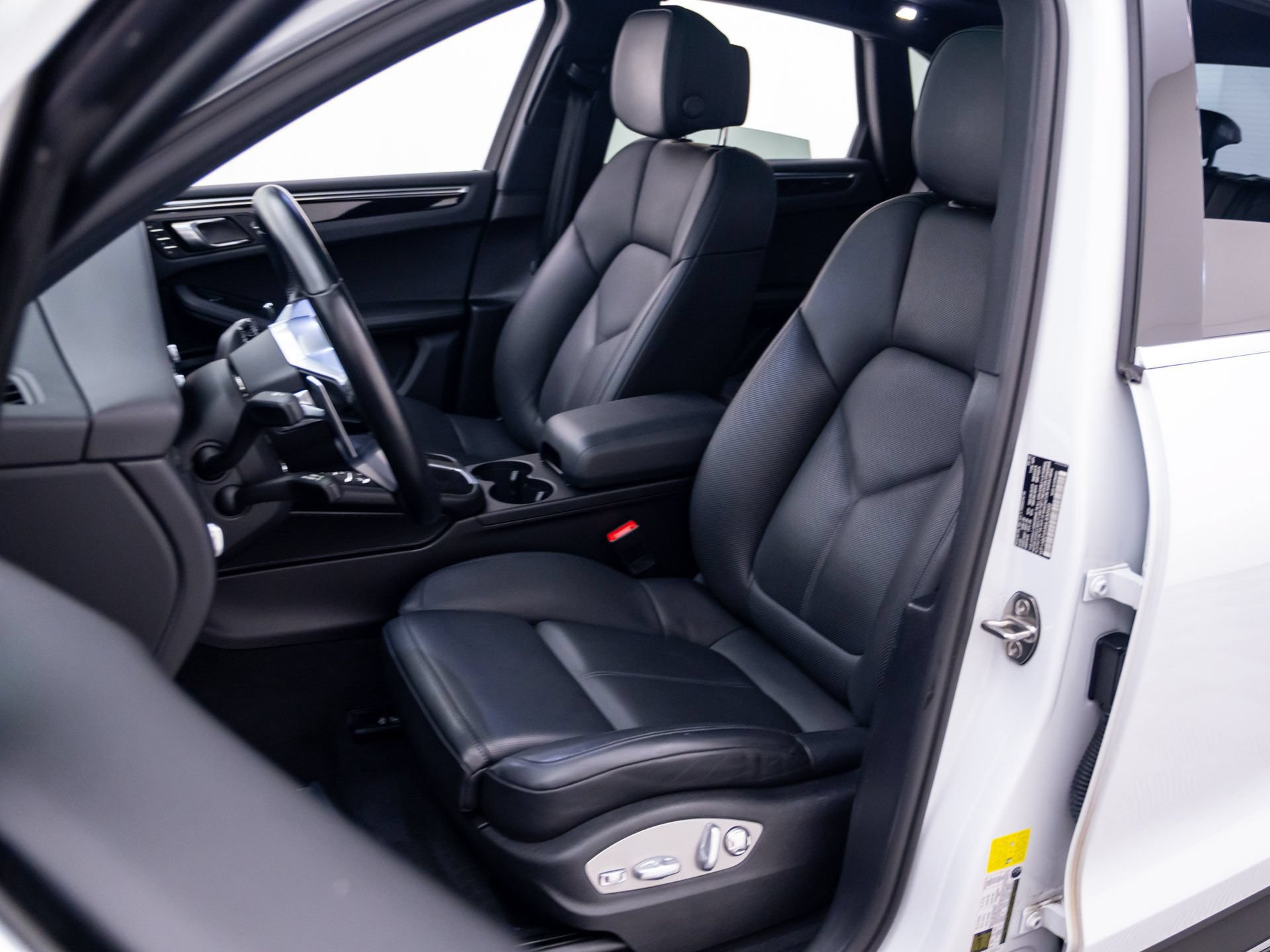 Certified 2021 Porsche Macan S AWD/4WD image 5