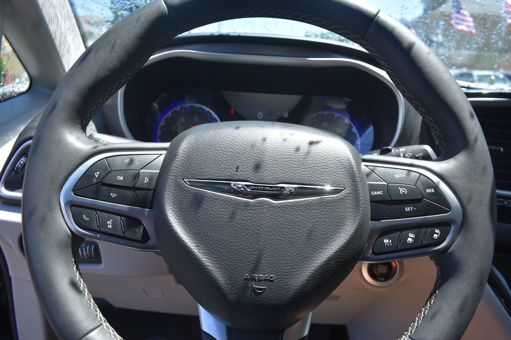 Used 2024 Chrysler Pacifica Touring-L FWD image 15