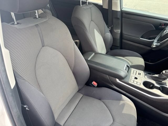 Used 2023 Toyota Highlander L AWD/4WD image 16
