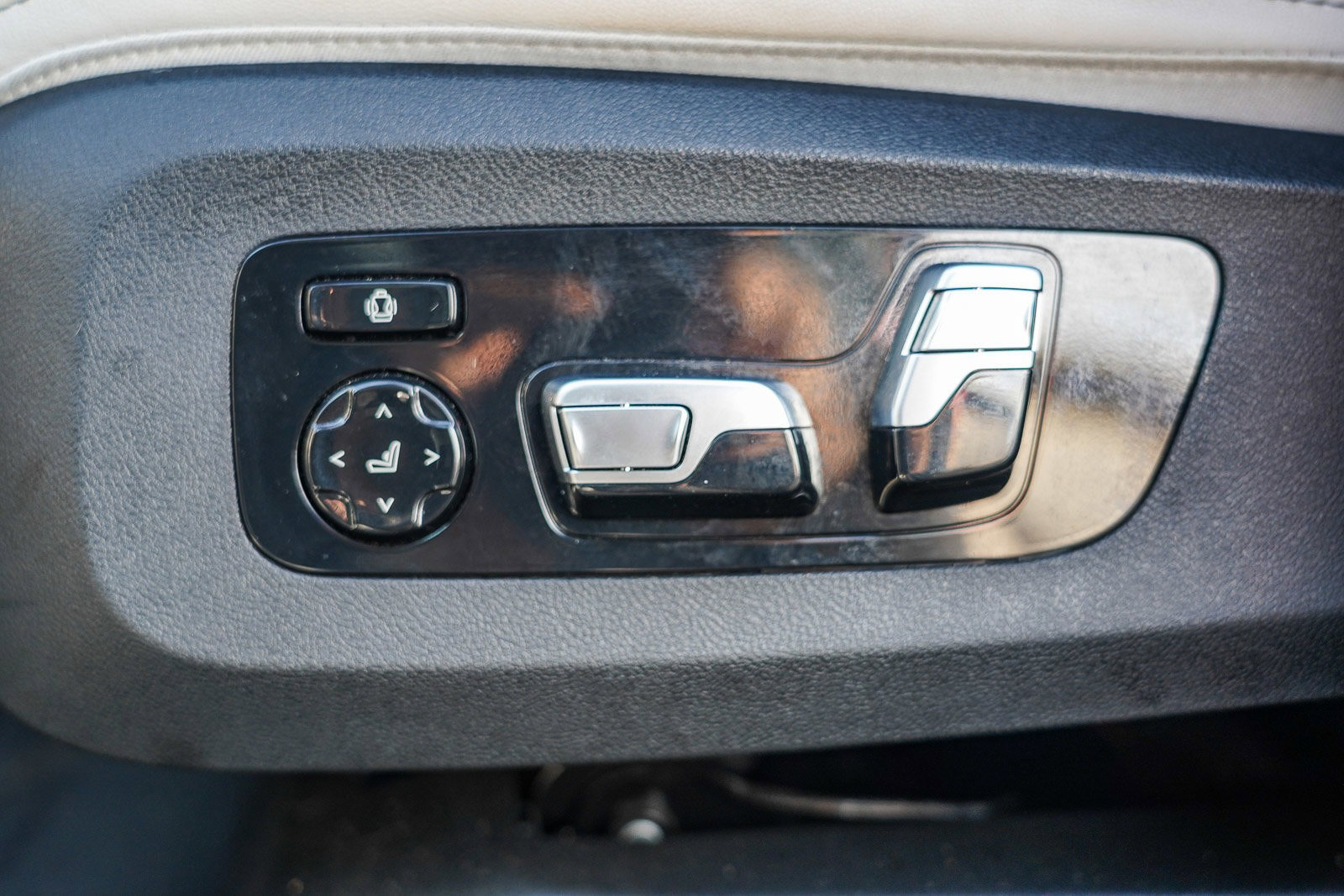 Used 2023 BMW X6 xDrive40i w/ M Sport Package image 26